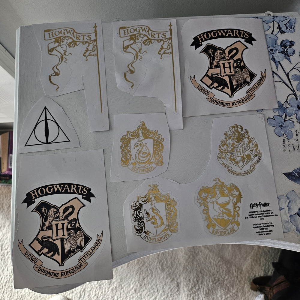 💙Warner Bros. Hogwarts House Crest Stickers - Gold and Black